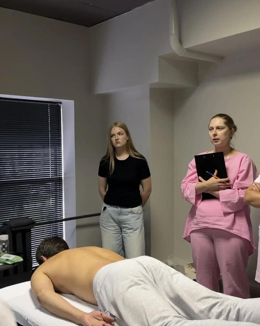 Занятие в учебной студии massante — практика в парах